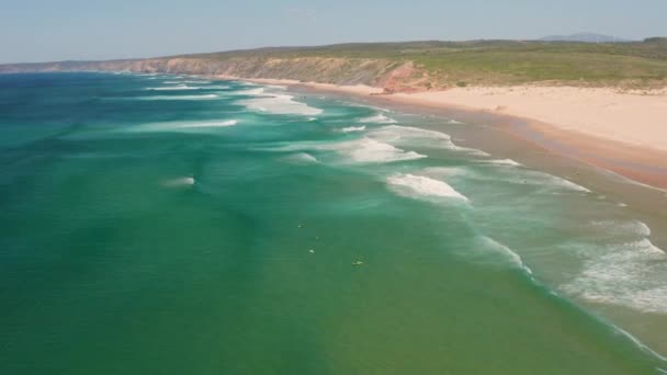 Aérea Surfeando Playa Bordeira Algarve Portugal — Vídeo de stock