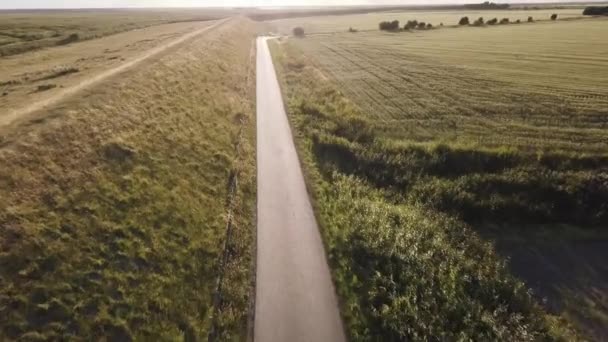 Drone Sta Scendendo Strada Diga Verso Sole Paesaggio Panoramico Tramonto — Video Stock