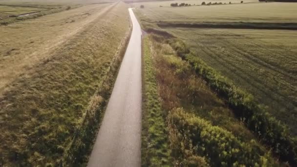 Drönaren Väg Nerför Vallen Vägen Solen Naturskönt Landskap Solnedgång — Stockvideo