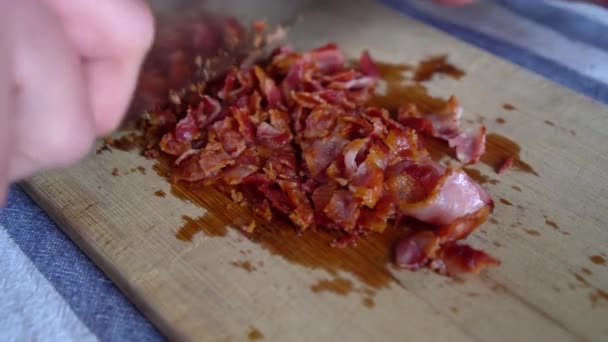 Close Man Chef Chopping Crispy Bacon Untuk Sarapan Persiapan Makanan — Stok Video