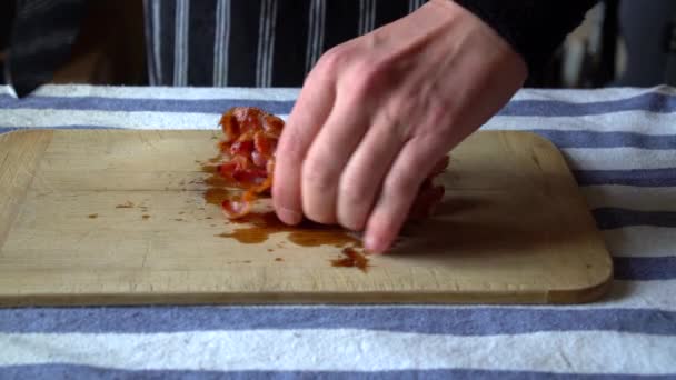 Vista Frontal Hombre Chef Picando Tocino Crujiente Para Desayuno Preparación — Vídeos de Stock