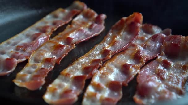 Krispig Bacon Rik Fett Och Färg Fräsning Och Rökning Varm — Stockvideo