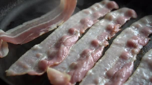 Man Chef Cozinhar Para Café Manhã Incrível Bacon Crocante Rico — Vídeo de Stock