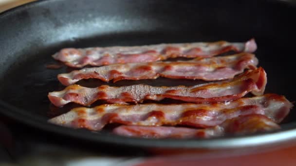 Crispy Bacon Rich Fat Colour Sizzling Smoking Hot Pan — Stock Video