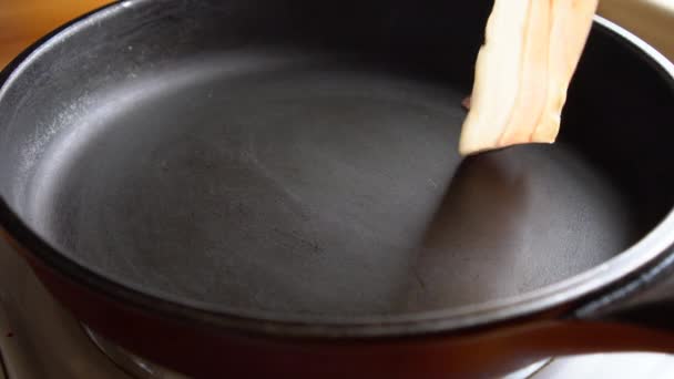 Man Chef Cocinando Para Desayuno Rodajas Tocino Rico Grasa Color — Vídeo de stock