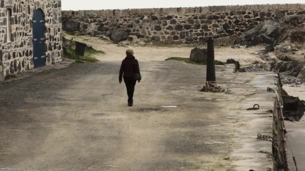 Portsoy Limanı Ndaki Kadın Rıhtım Boyunca Yürüyor — Stok video