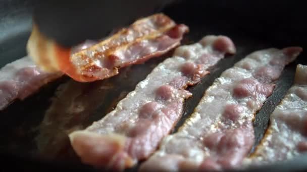 为早餐做饭的大厨 烤脆咸肉 富含脂肪和色彩 辛辣无比 在火锅里吸烟 — 图库视频影像