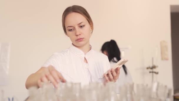 Fiatal Gyönyörű Női Laboros Számolgat Néhány Üres Flaskát Egy Gyógyszerészeti — Stock videók