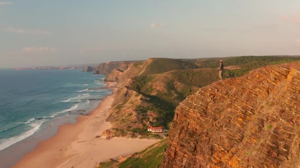 Aérea Hombre Pie Sobre Mirador Observando Los Surfistas Portugal — Vídeos de Stock