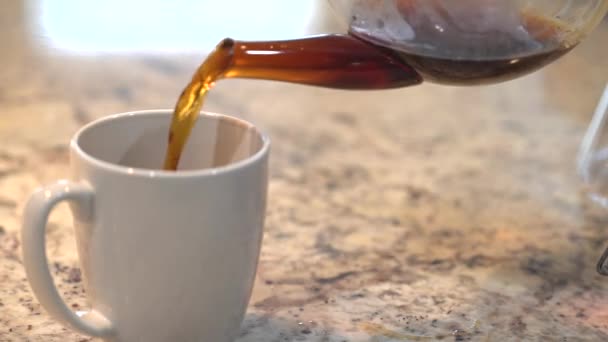 Χύνοντας Καφέ Ένα Φλιτζάνι — Αρχείο Βίντεο