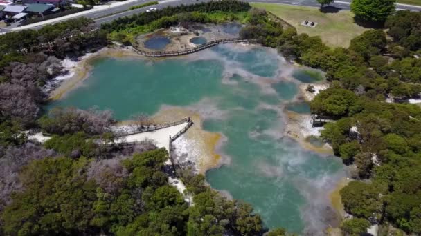 Luftaufnahme Der Heißen Quelle Des Natürlichen Dampfenden Thermalbeckens Neuseeland Rotorua — Stockvideo