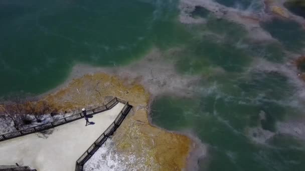 Tiro Aéreo Fonte Termal Bacia Termal Quente Natural Nova Zelândia — Vídeo de Stock