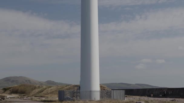 Turbina Wiatrowa Nieużytkach Obok Osiedli Przemysłowych — Wideo stockowe
