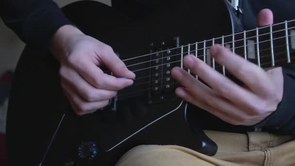 Mens Oefent Een Vintage Zwarte Elektrische Gitaar Oefent Akkoorden Solo — Stockvideo