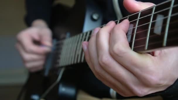 Mens Oefent Een Vintage Zwarte Elektrische Gitaar Oefent Akkoorden Solo — Stockvideo