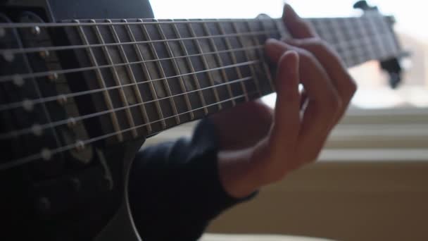 Klasik Bir Siyah Elektro Gitar Çalma Akorları Soloları Oktavları Doğal — Stok video