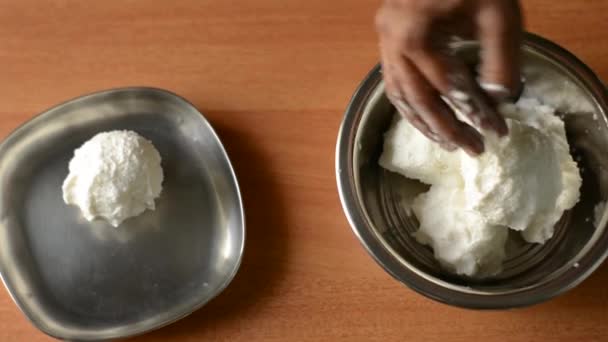Penutup Tangan Wanita India Yang Membuat Butter Rumah — Stok Video