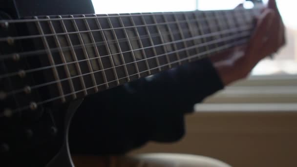 Mann Übt Eine Alte Schwarze Gitarre Probt Akkorde Soli Und — Stockvideo