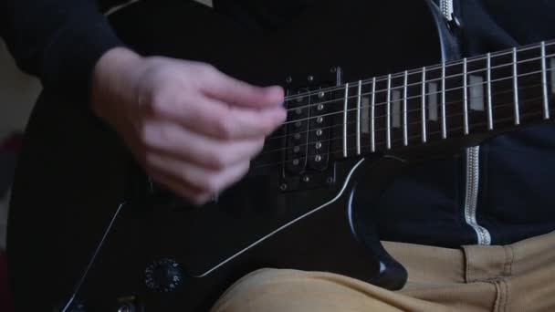 Mens Oefent Een Vintage Zwarte Elektrische Gitaar Oefent Akkoorden Solo — Stockvideo