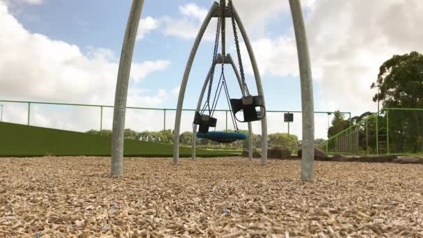 Lege Schommels Het Park Bewegen Overdag Heen Weer Speeltuin — Stockvideo