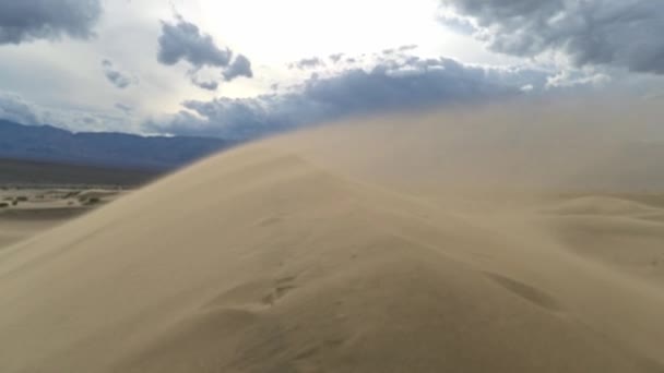 Rüzgârlı Bir Fırtınada Kum Tepesinin Üzerinden Yavaşça Esen Kum Taneleri — Stok video