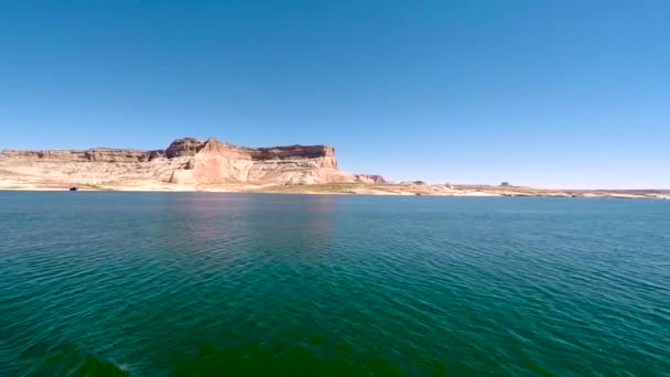 Una Casa Flotante Cruza Través Las Aguas Turquesas Del Lago — Vídeos de Stock