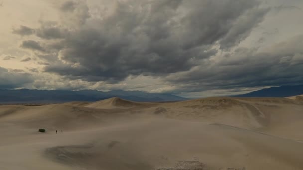 Sartén Lenta Hacia Abajo Desde Cielo Nublado Hasta Las Dunas — Vídeo de stock