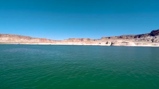 Pan Seberang Batu Pasir Buttes Dari Perairan Pirus Pantai Danau — Stok Video