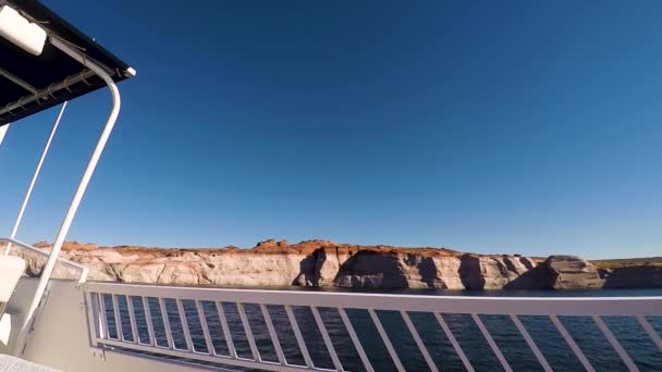 Vue Depuis Une Péniche Alors Elle Descend Long Rivage Lac — Video