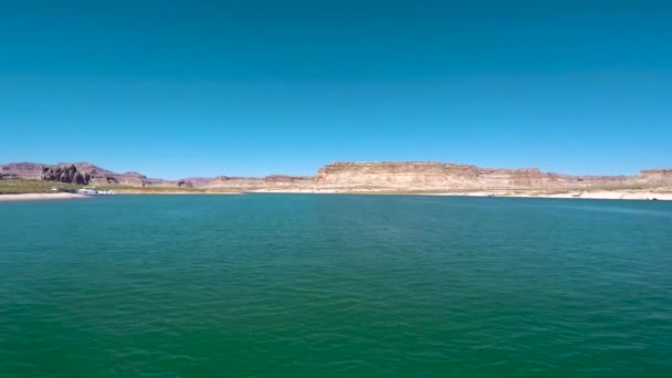 Una Casa Flotante Distancia Está Atracada Orilla Arenosa Del Lago — Vídeo de stock