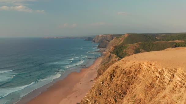 Aérea Hombre Pie Sobre Mirador Observando Los Surfistas Portugal — Vídeos de Stock