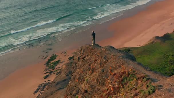 Aérea Hombre Pie Sobre Mirador Observando Los Surfistas Portugal — Vídeos de Stock