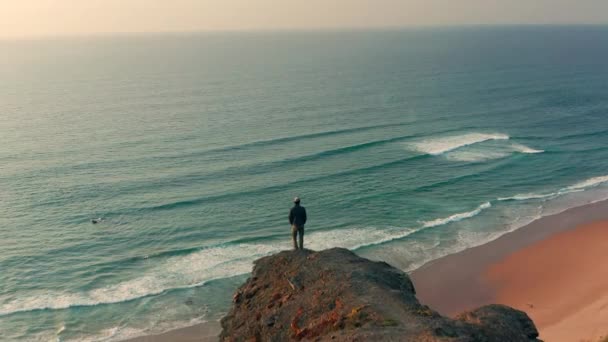 Aerial Człowiek Stojący Widoku Obserwujący Surferów Portugalii — Wideo stockowe