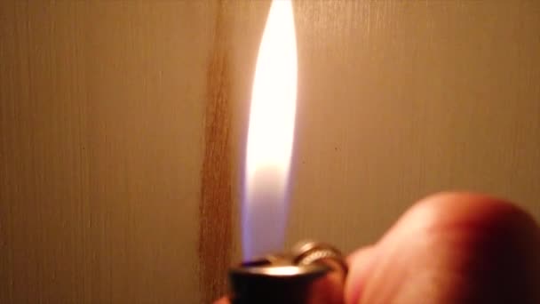 ライターの映像が何度も何度も点灯しています 炎を1秒または2秒おきに保持する — ストック動画