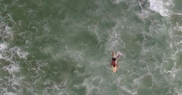Drone Cenital Aéreo Atirou Surfista Nadando Praia Zicatela Puerto Escondido — Vídeo de Stock
