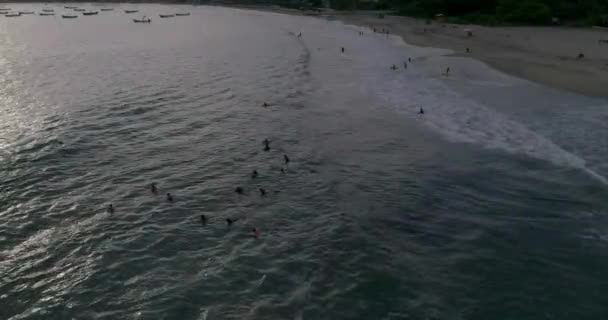 Luchtfoto Van Surfers Wachten Perfecte Golf Zicatela Strand Puerto Escondido — Stockvideo
