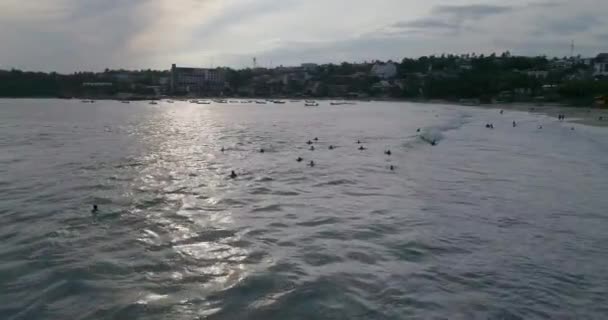 Luchtfoto Van Surfers Een Boogie Board Zicatela Beach Puerto Escondido — Stockvideo