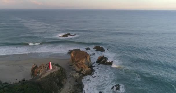 Drone Aéreo Das Formações Rochosas Praia Zicatela Puerto Escondido Oaxaca — Vídeo de Stock