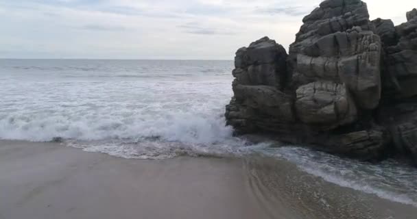 瓦哈卡州埃斯科雷多港Zicatela海滩岩层空中近距离拍摄 — 图库视频影像