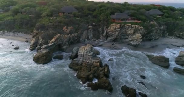 Letecký Snímek Skalní Formace Domů Pláži Zicatela Puerto Escondido Oaxaca — Stock video