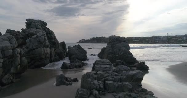 Luchtfoto Filmische Schot Rotsen Formaties Zee Zicatela Strand Puerto Escondido — Stockvideo