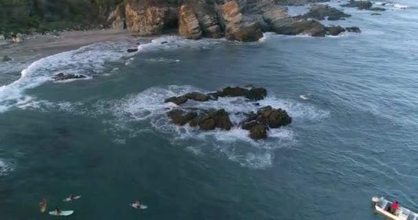 Lucht Schot Van Golven Crashen Rotsformaties Zicatela Strand Puerto Escondido — Stockvideo