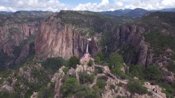 Pluma Aérea Revelando Cascada Basaseachi Detrás Mirador Escénico Cañón Candamena — Vídeo de stock