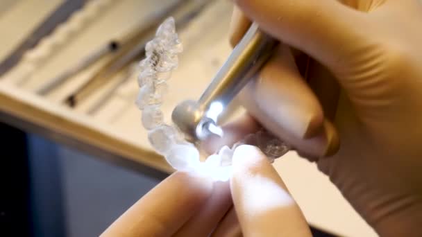 Enge Nahaufnahme Eines Zahnarztes Bei Der Kontrolle Eines Invisalign Halters — Stockvideo