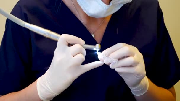 Tiro Médio Câmera Lenta Dentista Verificando Retentor Invisalign — Vídeo de Stock