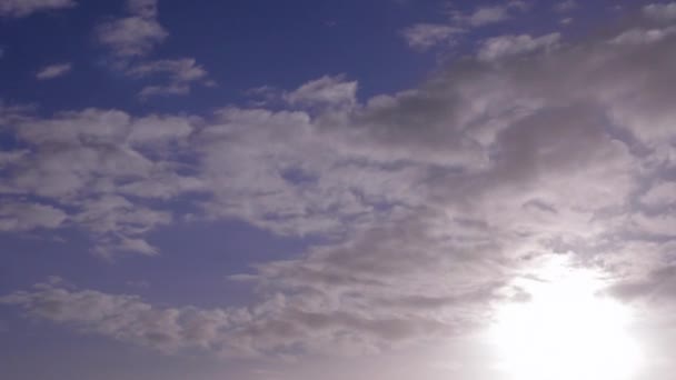 Солнце Середине Дня Резкими Облаками Голубом Небе — стоковое видео