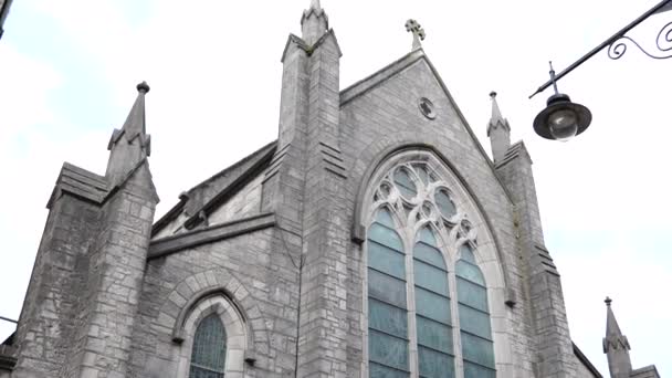 Disparo Espalda Iglesia San Agustín Ciudad Galway Enmarcado Junto Poste — Vídeos de Stock