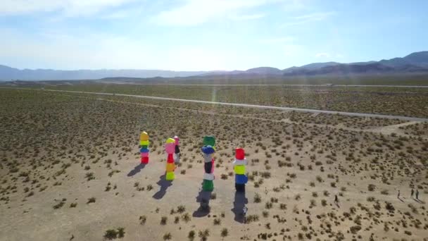 Das Farbenfrohe Großformatige Kunstwerk Seven Magic Mountains Des Renommierten Schweizer — Stockvideo