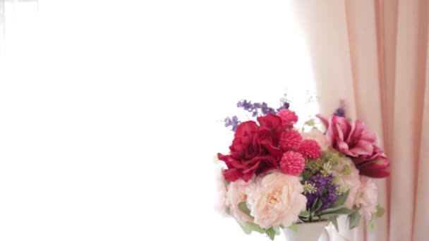 Fond Blanc Avec Bouquet Fleurs Avec Espace Texte Gauche — Video
