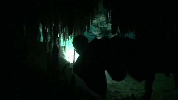 Печерний Дайвер Плаває Через Делікатну Ділянку — стокове відео